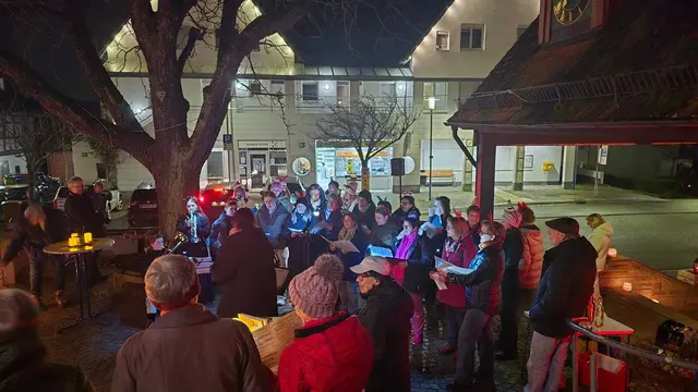 Christbaum loben in der Ortsmitte Frauenzimmern | Foto: Liederkranz Frauenzimmern