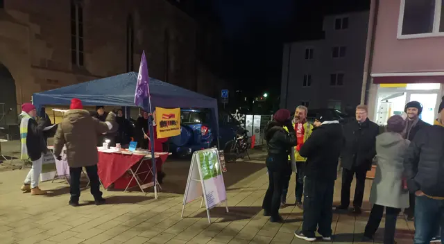 Lebhafte Diskussionen bei der Kundgebung "Hände weg von Venezuela" | Foto: MLPD