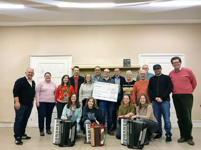 links: Geschäftsführer Mario Bader der Heimberger GmbH Oberderdingen
1. Orchester der Accordeon-Freunde Kraichgau | Foto: Daniel Hennigs