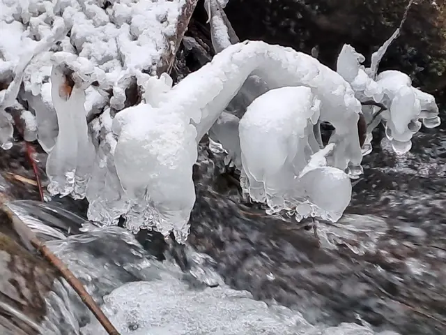 Starr und im Fluss - Wasser in unterschiedlichem Aggregatszustand | Foto: Andreas Odey