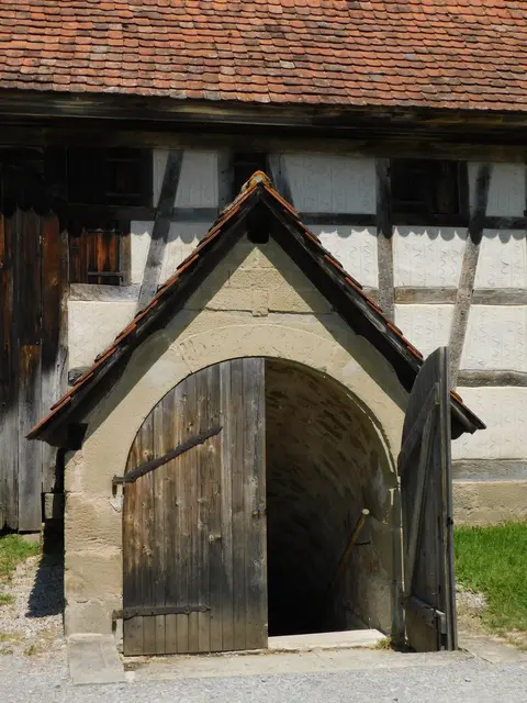 Tor zu einem tiefen Gewölbekeller im Freilichtmuseum Wackershofen. | Foto: Martina Wolf