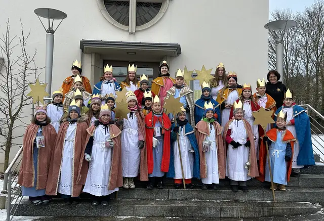 Mit großer Begeisterung machten sich bei eisiger Kälte die Dörzbacher Sternsinger auf den Weg | Foto: Marianne Köhler