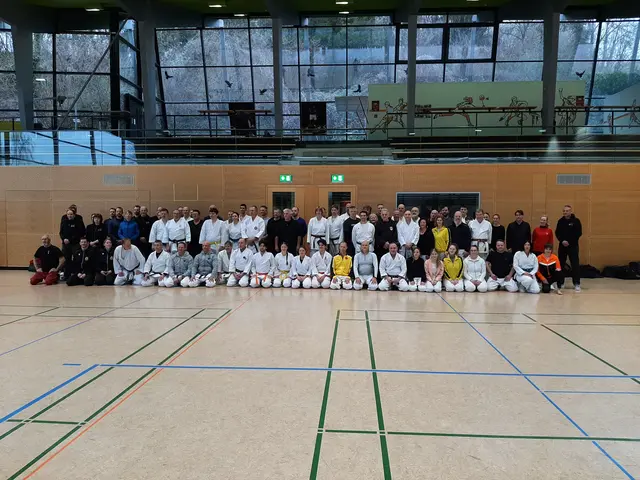 SV-Experte Jürgen Kestner (ganz rechts) und die rund 80 Teilnehmer beim Selbstverteidigungslehrgang in Hardthausen | Foto: Karateverein Eppingen