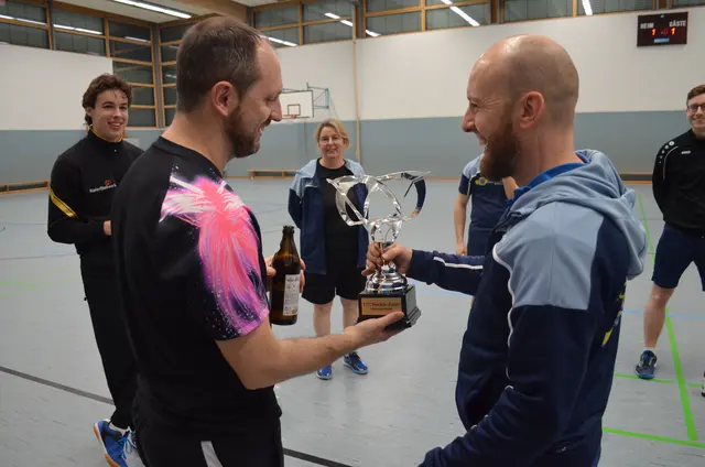 überreichen des Pokals | Foto: E. Rosendorf