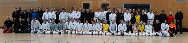 SV-Experte Jürgen Kestner (ganz rechts) und die rund 80 Teilnehmer beim Selbstverteidigungslehrgang in Hardthausen | Foto: Karateverein Eppingen