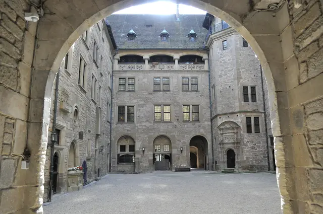 Neuenstein Schloss. Blick durchs Tor in den Innenhof. | Foto: Daniela Somers