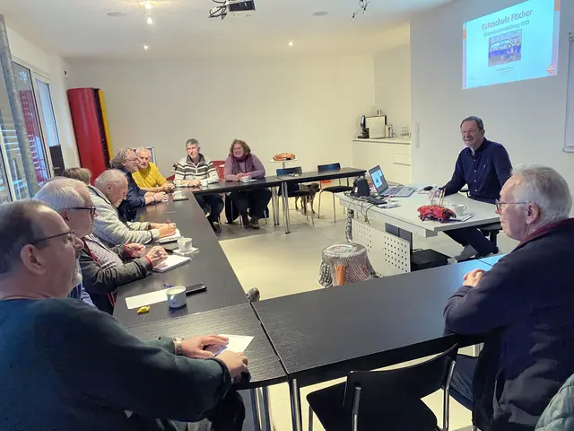 Teilnehmer der Schulung von Wolfgang Fischer (rechts in der Mitte) in der Fahrschule Fischer   | Foto: Klaus Ries-Müller