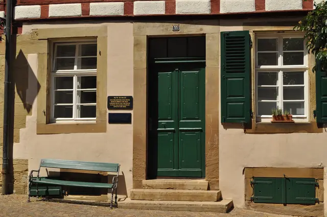 Brackenheim. Alte Schule. Hier sieht man schön, was Farben doch ausmachen. | Foto: Daniela Somers