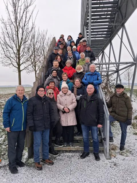 Die 35 Wanderinnen und Wanderer des Schwäbischen Albvereins, Ortsgruppe Untersteinbach machten bei der Jahresauftaktwanderung "Rund um Oberohrn" Pause am Limes Blick Öhringen. | Foto: Schwäbischer Albverein, Ortsgruppe Untersteinbach &gt;/ Dietmar Binder
