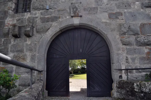 Auch diese Tür ist an der Burg Maienfels in Wüstenrot zu sehen. | Foto: Daniela Somers