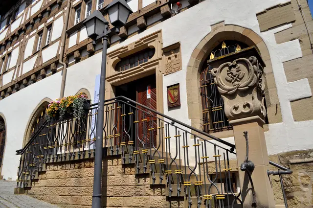 Eppingen, alte Universität. Zu einer schönen Tür gehört auch oft ein schönes Treppengeländer. | Foto: Daniela Somers