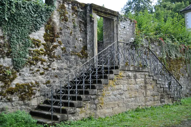 Kloster Schöntal. Das Tor ist verschwunden. Nur der Torbogen ist geblieben. Wer hier durch geht kommt zu den oberen Gärten des Klosters. | Foto: Daniela Somers