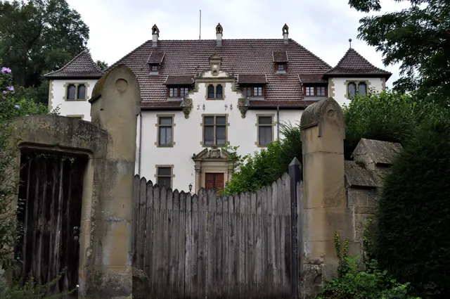 Bad Rappenau-Babstadt. Tor zum Schloss, Tür daneben und das Schloss selbst hat auch eine schöne Tür. Allerdings kaum einsehbar. | Foto: Daniela Somers