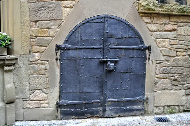 Diese wehrhafte Tür sieht man auch im Innenhof von Schloss Neuenstein. | Foto: Daniela Somers