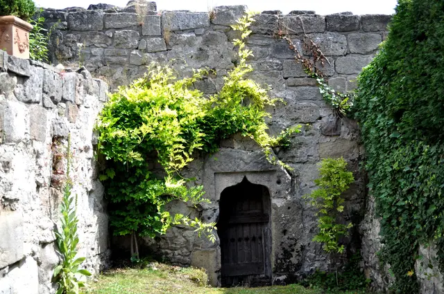 Wüstenrot, Burg Maienfels. Ein Ausgang aus dem Garten. | Foto: Daniela Somers