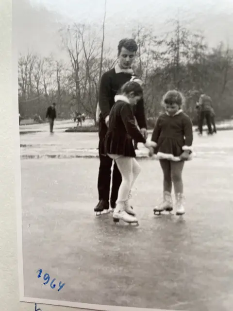 Der spätere fünffache Rollkunstlauf-Weltmeister Karlheinz Losch gab 1964 auf dem Pfühlsee kleinen Eissportlerinnen gute Ratschläge.  | Foto: privat