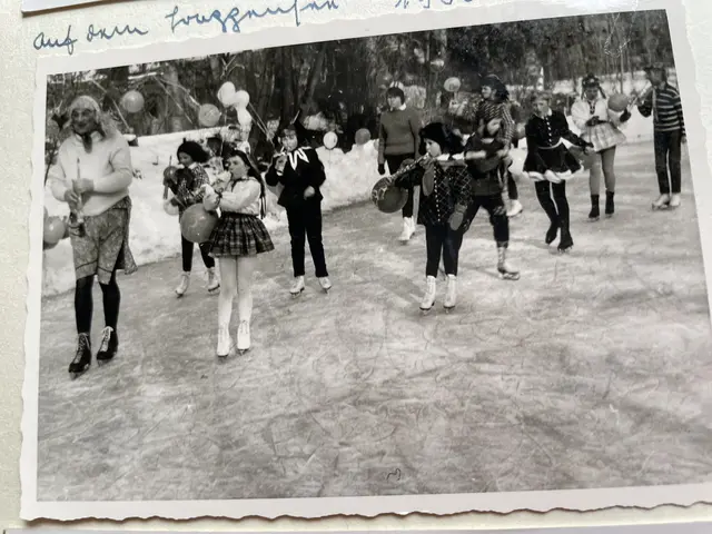 Viel Spaß hatten die jungen Eisläufer beim Kinder-Fasching im Jahr 1963 auf dem zugefrorenen Trappensee  | Foto: privat