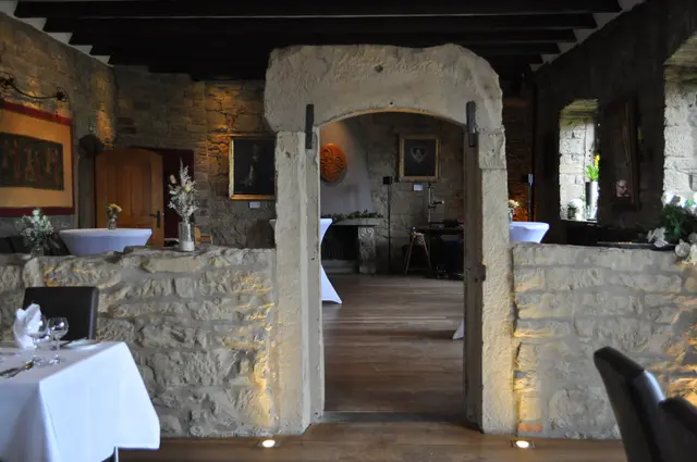 Sulzfeld Ravensburg. Mitten im Saal steht dieser alte Türbogen. | Foto: Daniela Somers