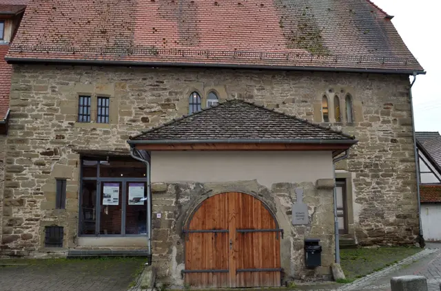 Bönnigheim, Steinhaus. Hier sieht man deutlich die Veränderung der Zeit. Früher Holz, heute (im Hintergrund) oft Glas als Material.  | Foto: Daniela Somers