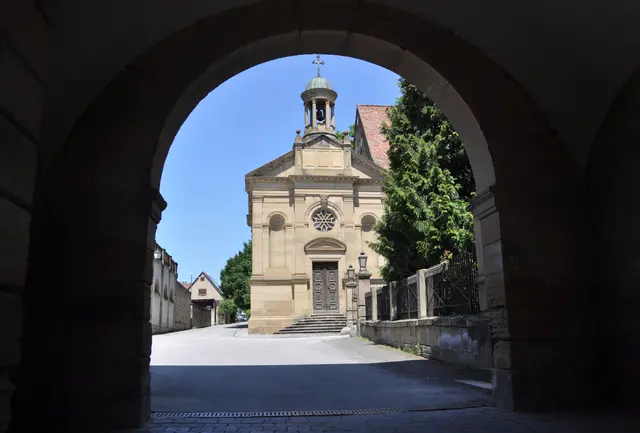 Schwaigern. Am Torbogen beim Schloss Schwaigern sieht man auf die schöne Türe der Kirche. | Foto: Daniela Somers