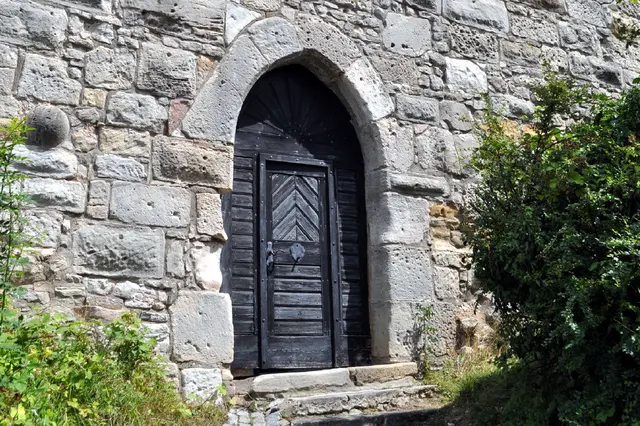 Diese alte Tür ist in Wüstenrot bei der Burg Maienfels zu sehen. | Foto: Daniela Somers