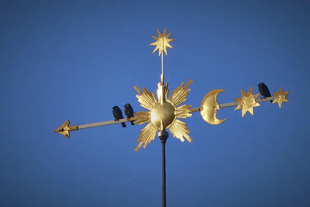 Auf der Johanneskirche in Künzelsau thronen Sonne, Mond und Sterne. Klaus Beck hat dieses tolle Motiv festgehalten. Das meine.stimme-Team hat es zum Gewinnerbild gewählt.  | Foto: Klaus Beck