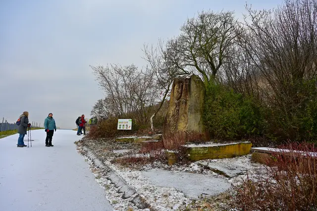 Ein schön gestalteter Stein lädt zu einem Gruppenfoto ein. Aber noch sind alle da und dort unterwegs.  | Foto: Michael Harmsen