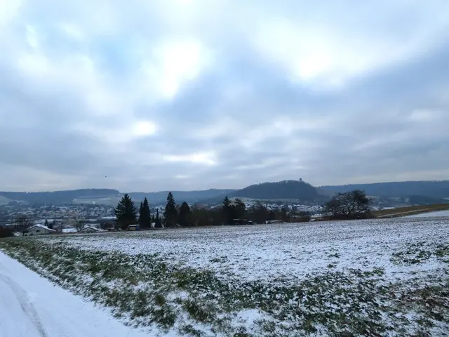 Der Blick zurück zeigt die Ortschaften im Bottwartal und rechts auf dem Hügel Burg Lichtenberg.  | Foto: sigischlottke