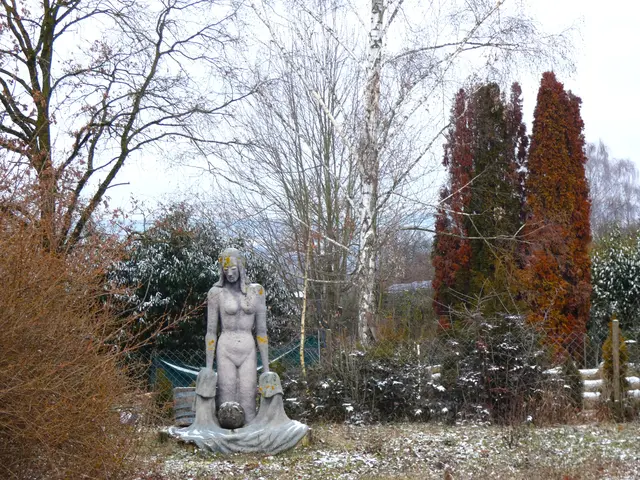 Eine Nackige steht anmutig in einem Gartenstück. Uns tät's heftig frieren 🥶🥶🥶. Gott sei Dank haben wir alle unsere dicken Jacken an.   | Foto: sigischlottke