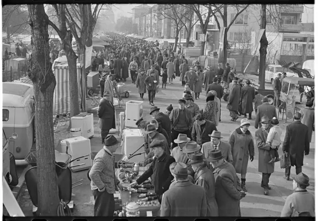 1965: Auf der Moltkestraße in Heilbronn bieten die Händler ihre Ware an. | Foto: Hermann Eisenmenger/Heilbronner Stimme/Stadtarchiv