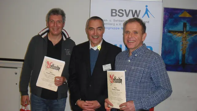 Bezirksgruppenleiter Wolfgang Heiler (Mitte) ehrt Thomas Müller (links) für 35 Jahre und Thomas Flach (rechts) für 25 Jahre Mitgliedschaft im Blinden und Sehbehindertenverband Württemberg e.V.
 | Foto: BSV Heilbronn