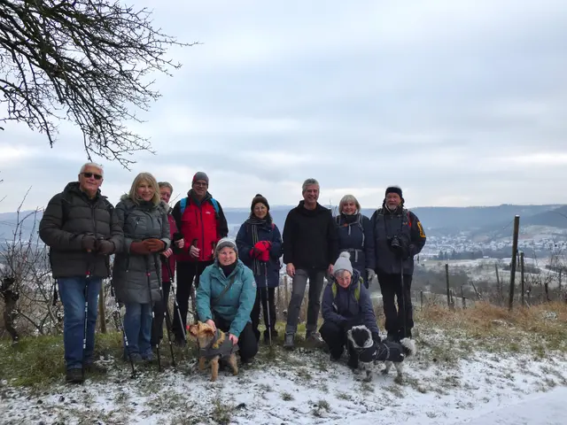 Ein wunderbarer Platz für eines unserer Gruppenbilder ganz oben am Forstberg. Im Hintergrund ist das Bottwartal zu sehen.   | Foto: sigischlottke
