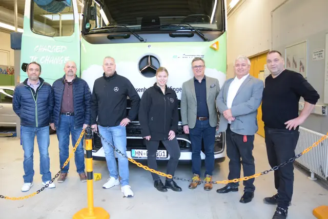 Kooperieren beim Thema Elektromobilität: Vertreter der Firma AssenheimerMulfinger und Lehrer der Wilhelm-Maybach-Schule. | Foto: privat