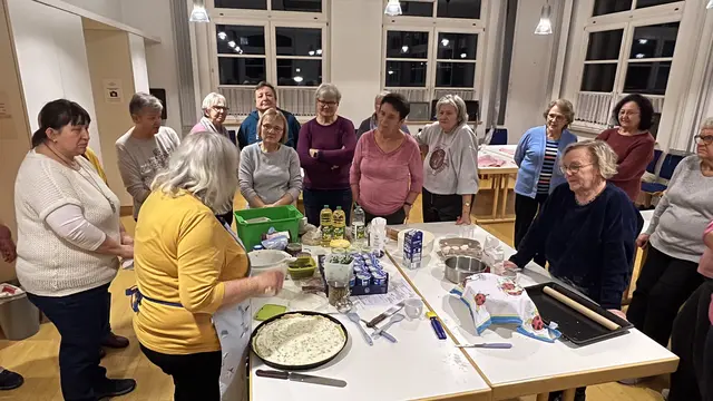 Die Cleebronner LandFrauen mit Brigitte Barthau beim herstellen der Füllungen für Hefezöpfe. | Foto: Privat