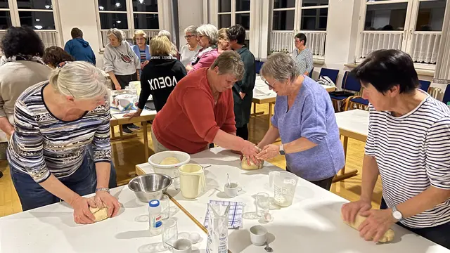 Die Cleebronner LandFrauen beim herstellen von Hefeteig | Foto: Privat