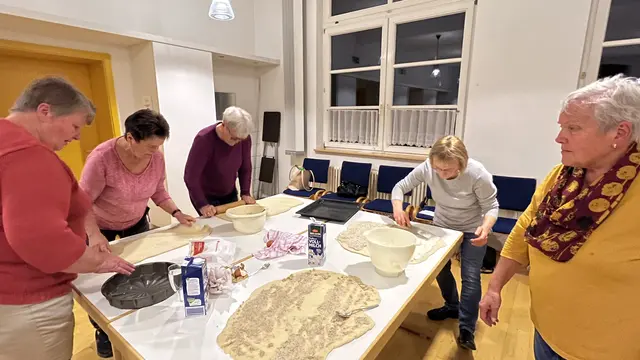 Die Cleebronner LandFrauen beim herstellen von Hefezöpfen | Foto: Privat