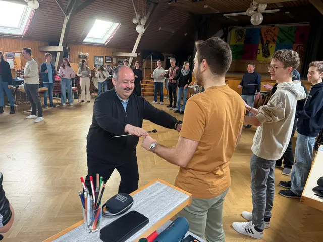 Peter Pfeiffer, Dirigent des Kreisjugendorchesters Heilbronn, korrigiert  die richtige Haltung der Teilnehmenden. | Foto: BKV