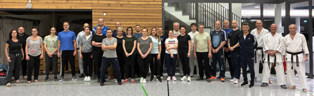 (Von rechts): Alfred Keller (Moderator), Steffen Kuhn und Jens Haar (beide Selbstverteidigungslehrer) sowie die Teilnehmer des Selbstverteidigungskurses bei der Auftaktveranstaltung des Karatevereins Eppingen | Foto: Karateverein Eppingen