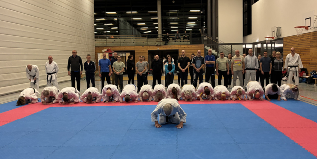 Traditioneller Angruß beim Karateverein Eppingen: Die Karatekas zusammen mit den Teilnehmern des Selbstverteidigungskurses (im Hintergrund) | Foto: Karateverein Eppingen