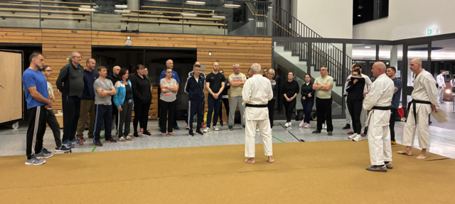 Moderator Alfred Keller erläutert die nachfolgenden Aktionen während der Auftaktveranstaltung des Selbstverteidigungskurses
 | Foto: Karateverein Eppingen