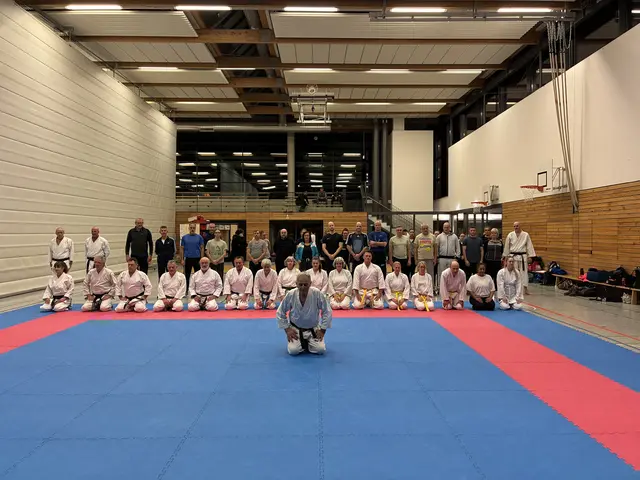 Die Teilnehmer des Selbstverteidigungskurses (im Hintergrund) beim gemeinsamen Angruß mit den Karatekas zu Beginn der Trainingseinheit | Foto: Karateverein Eppingen