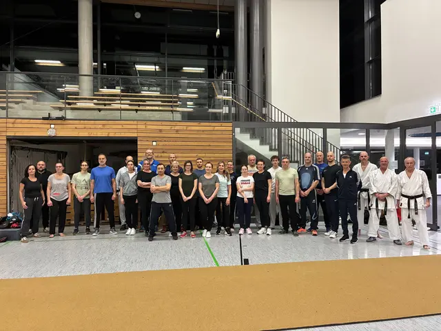 (Von rechts) Alfred Keller (Moderator), Steffen Kuhn und Jens Haar (beide Selbstverteidigungslehrer) sowie die Teilnehmer des Selbstverteidigungskurses bei der Auftaktveranstaltung des Karatevereins Eppingen | Foto: Karateverein Eppingen