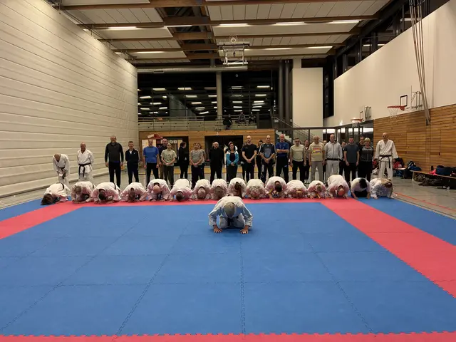 Traditioneller Angruß beim Karateverein Eppingen: Die Karatekas zusammen mit den Teilnehmern des Selbstverteidigungskurses (im Hintergrund) | Foto: Karateverein Eppingen