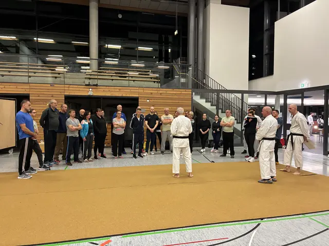 Moderator Alfred Keller erläutert die nachfolgenden Aktionen während der Auftaktveranstaltung des Selbstverteidigungskurses | Foto: Karateverein Eppingen