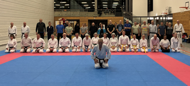 Die Teilnehmer des Selbstverteidigungskurses (im Hintergrund) beim gemeinsamen Angruß mit den Karatekas zu Beginn der Trainingseinheit | Foto: Karateverein Eppingen