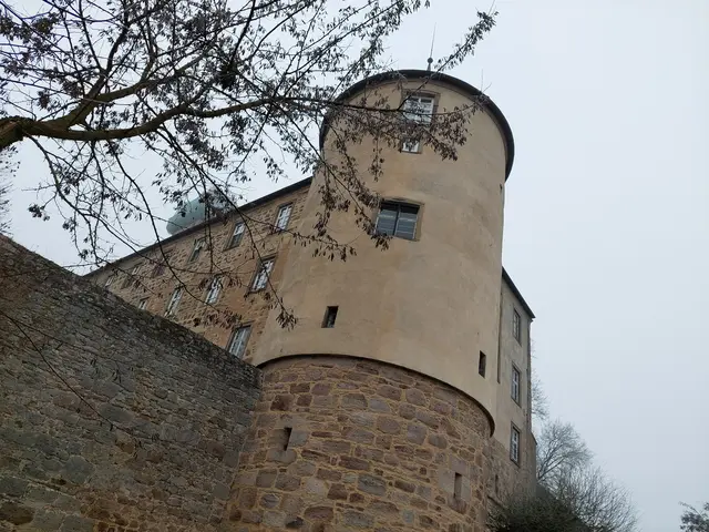 Der Panoramaweg führt um das wehrhafte Schloss herum, das ganz an der Spitze des Bergsporns liegt. | Foto: Foto privat