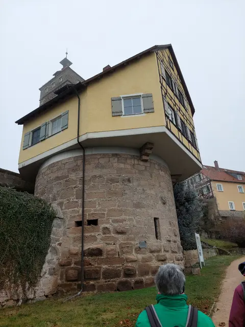 Auch in Waldenburg wurden Häuser auf die Stadtmauer gebaut- dahinter ist der Lachnerturm zu erkennen. | Foto: Foto privat