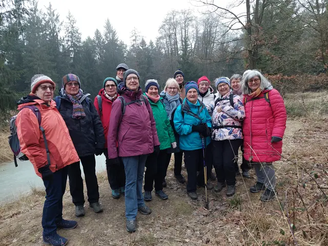 Vor den zugefrorenen Seen des Feuchtgebiets im Waldenburg Wald trotzen die gut eingepackten Wanderer des Kneipp-Vereins den frostigen Temperaturen. | Foto: Foto privat