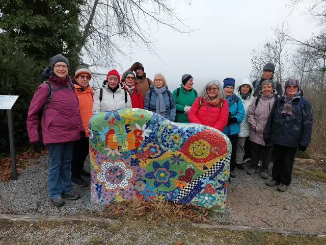 Die bunte Gruppe der Kneippianer passt hervorragend zur Power-Flower-Bank am Otto-Borst-Höhenrandweg. | Foto: Foto privat