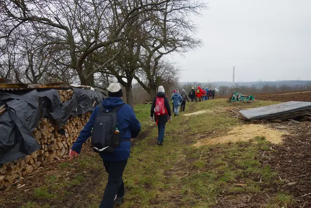 Durch Obstanlagen, mit Blick zum ehemaligen Kernkraftwerk Neckarwestheim. | Foto: Isolde Reitz